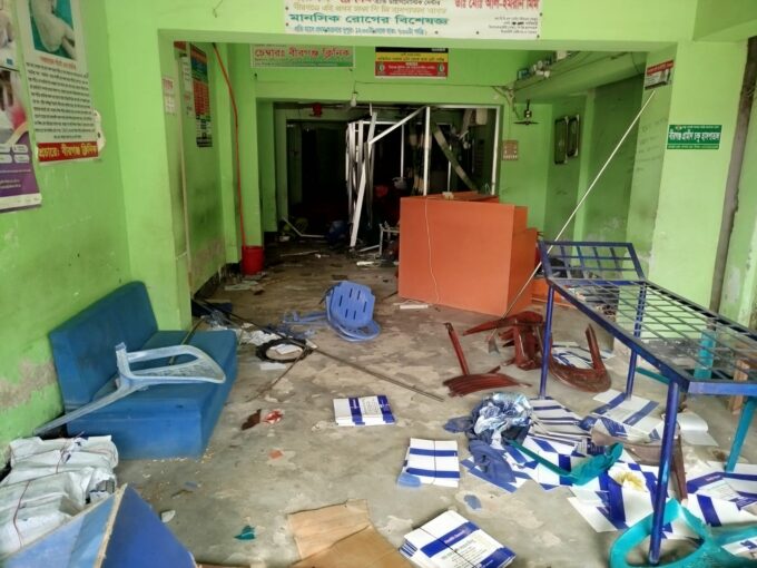 প্রসুতীর মৃত্যুকে কেন্দ্র করে ভাংচুরের পরে বীরগঞ্জ ক্লিনিকের অবস্থা